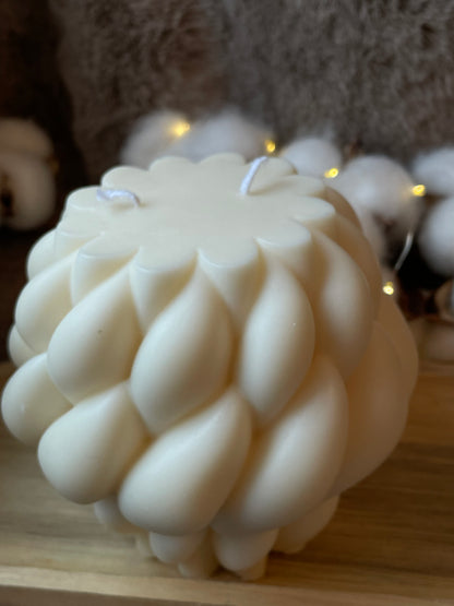 Large candle Ball of wool